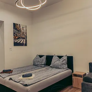 Szondi Heroes Square Apartament